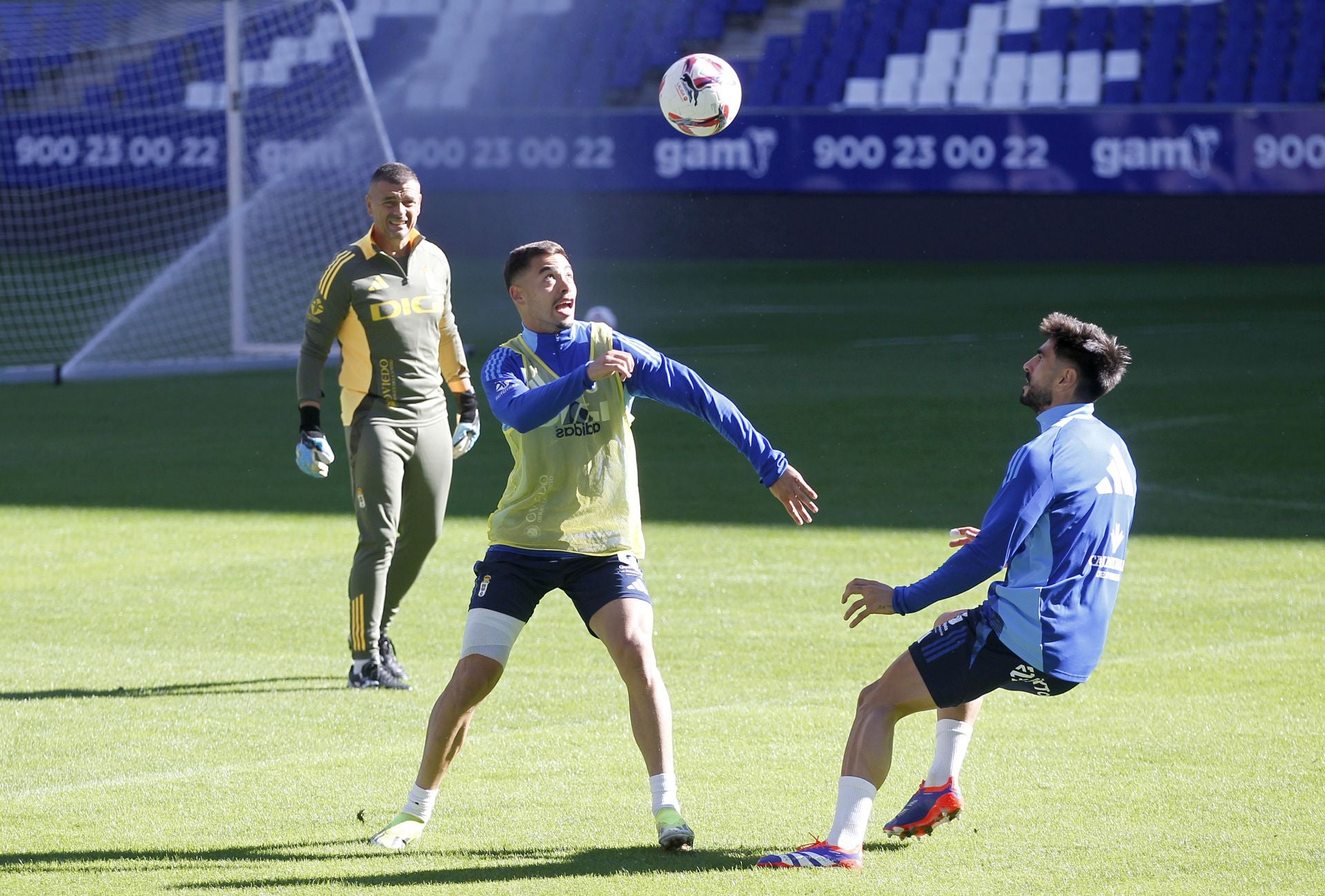 Más de 1.500 seguidores del Oviedo, en el último entrenamiento antes del derbi