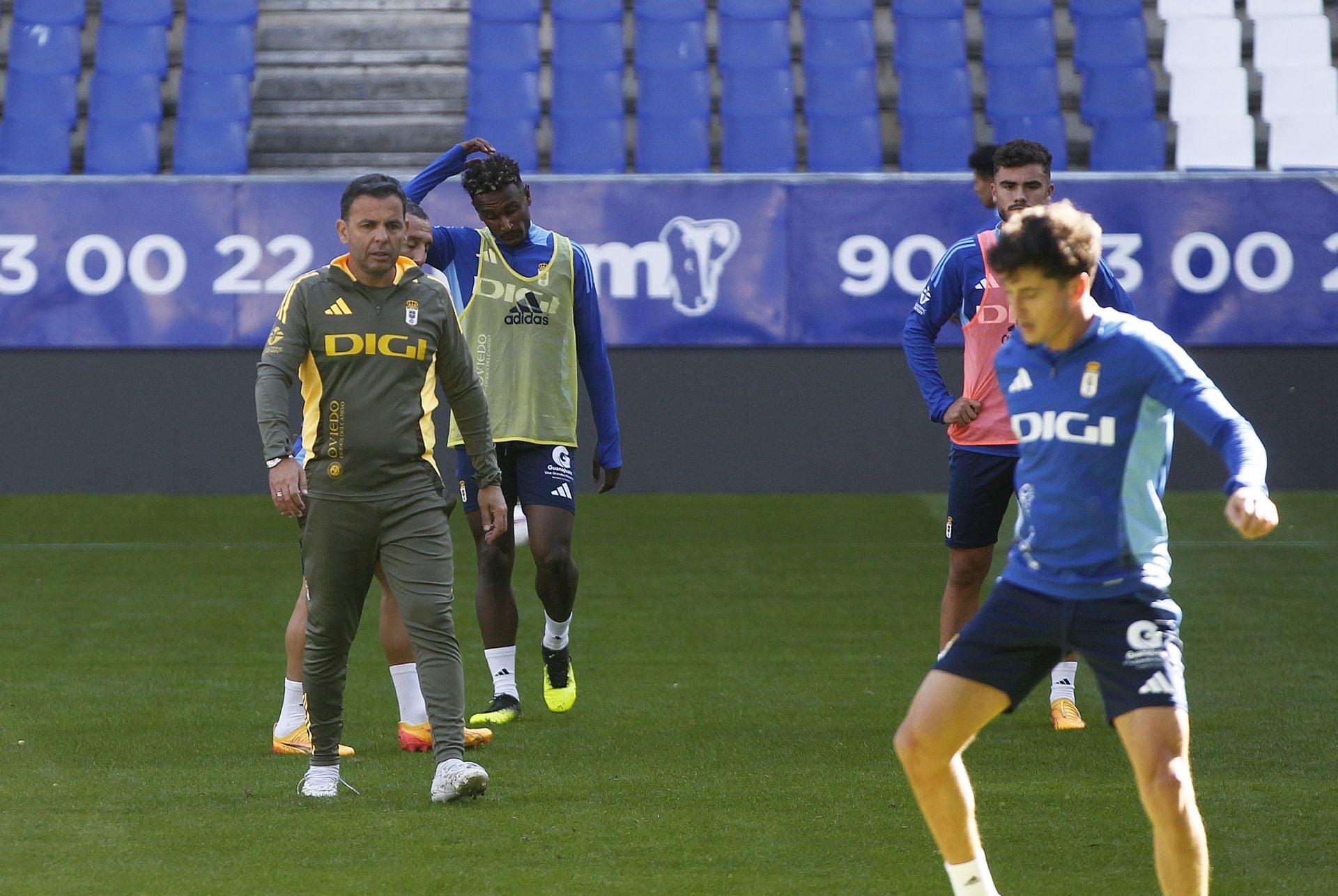 Más de 1.500 seguidores del Oviedo, en el último entrenamiento antes del derbi