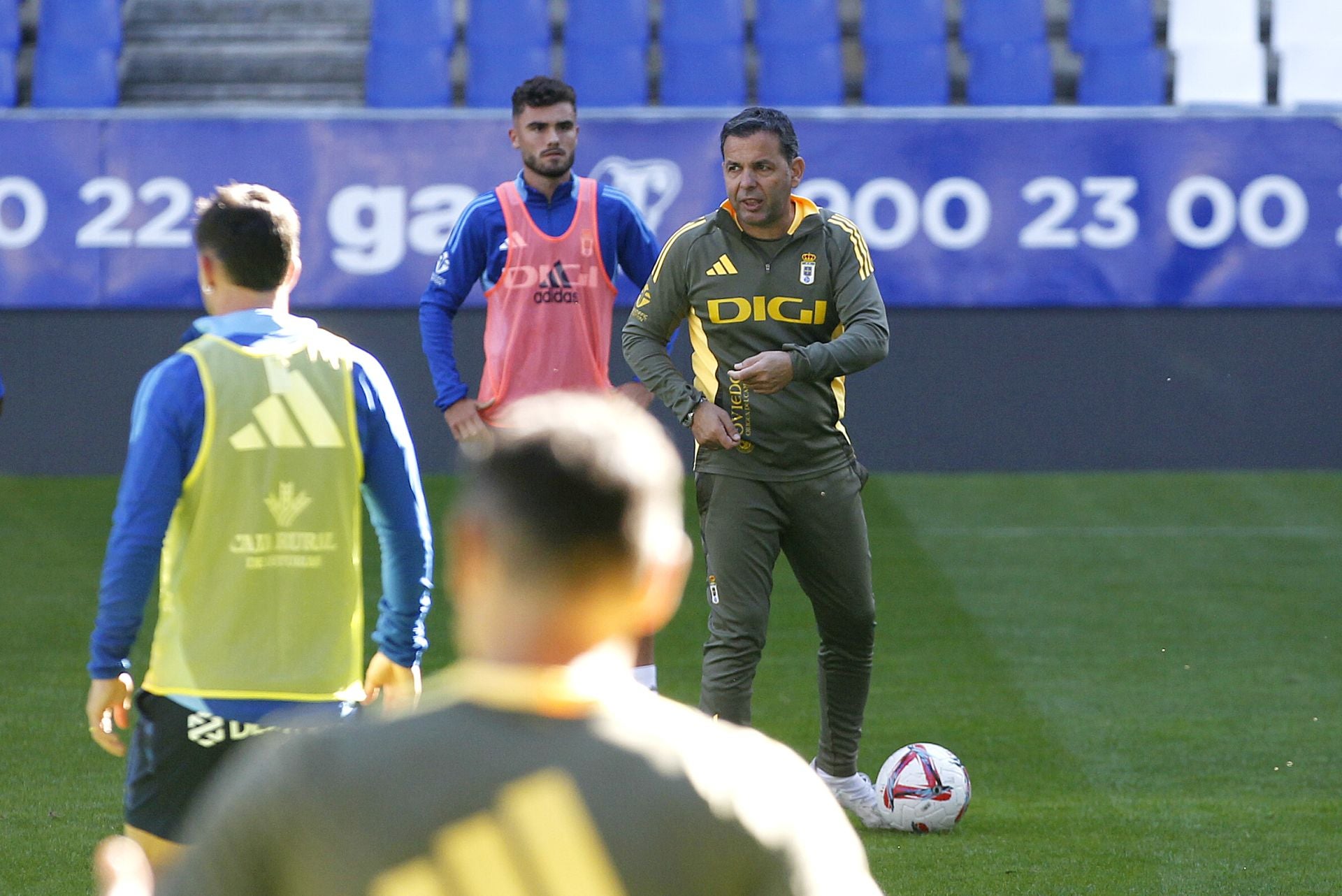 Más de 1.500 seguidores del Oviedo, en el último entrenamiento antes del derbi