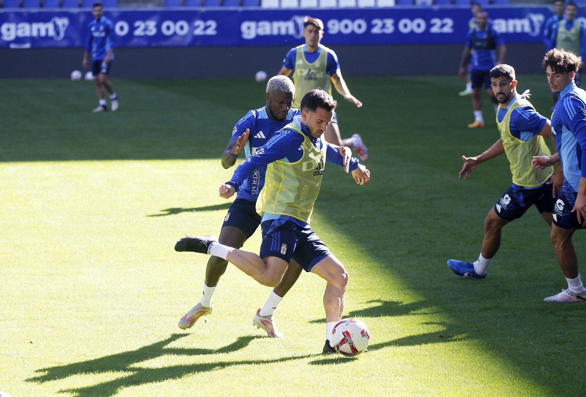 Más de 1.500 seguidores del Oviedo, en el último entrenamiento antes del derbi