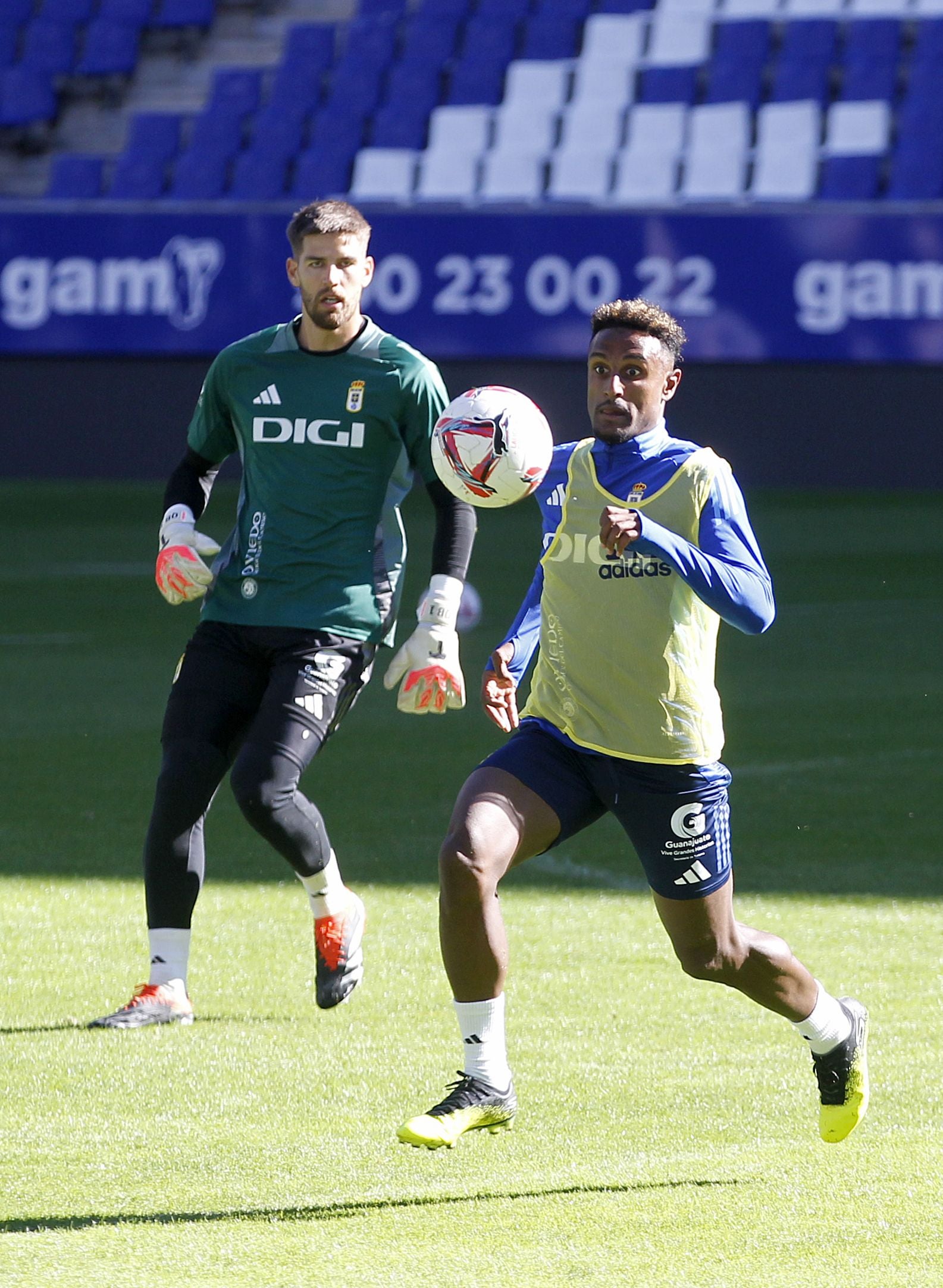 Más de 1.500 seguidores del Oviedo, en el último entrenamiento antes del derbi