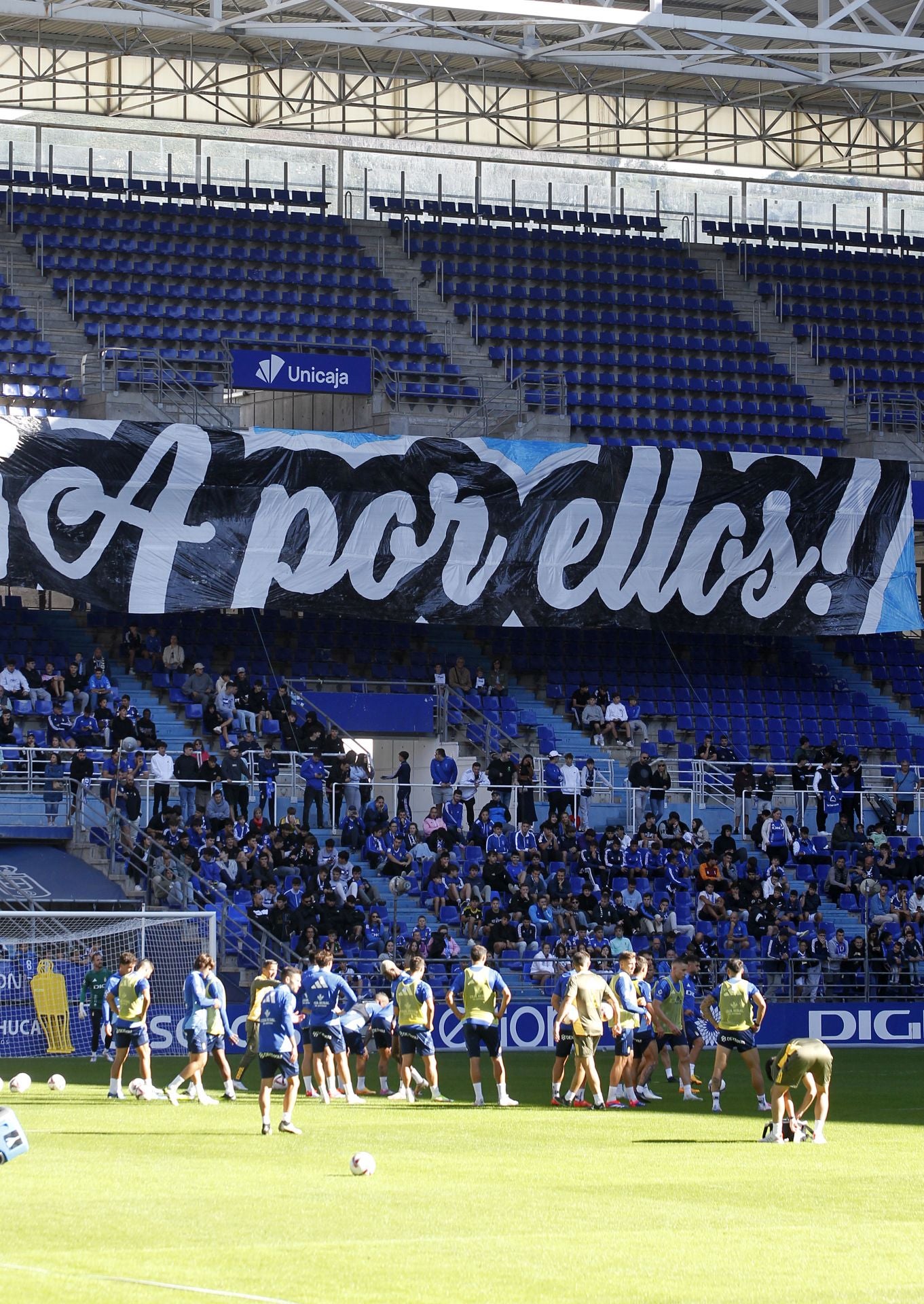 Más de 1.500 seguidores del Oviedo, en el último entrenamiento antes del derbi