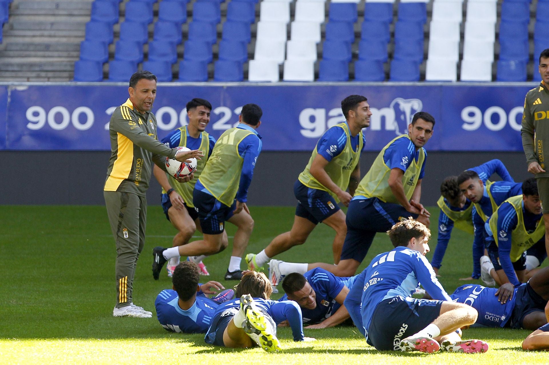 Más de 1.500 seguidores del Oviedo, en el último entrenamiento antes del derbi