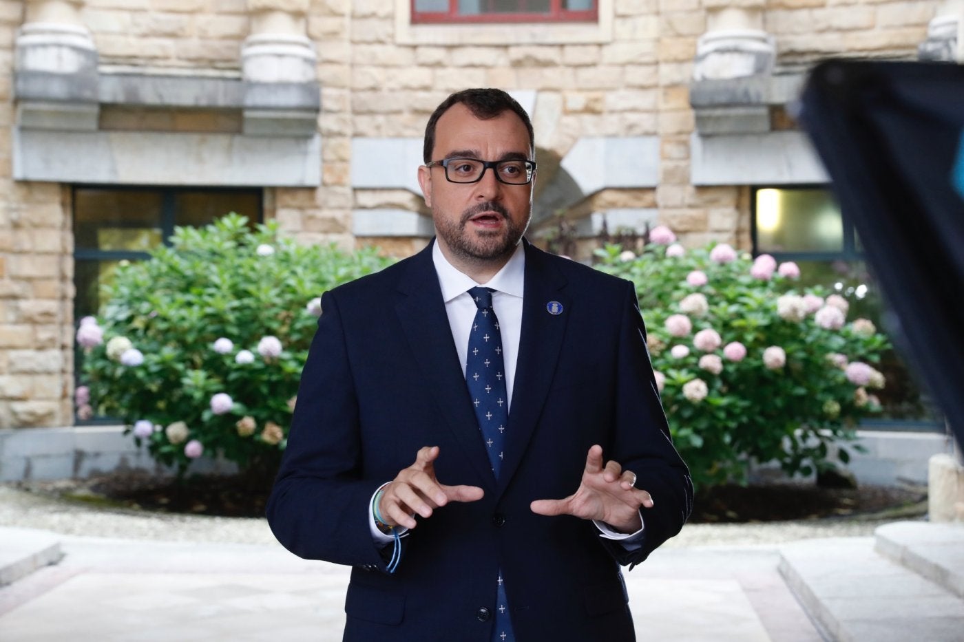 Adrián Barbón, durante la grabación del mensaje institucional del presidente del Principado por el Día de Asturias, en la Universidad Laboral.