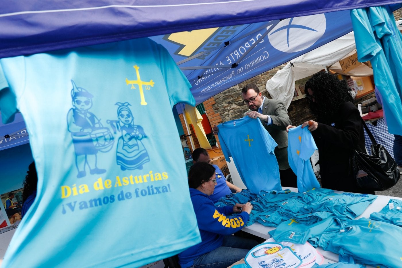 Adrián Barbón, ayer, en Santa Eulalia de Oscos, en el stand de Fedema.