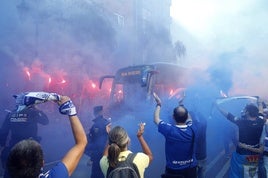 El autocar azul se movió entre una nube azul y los gritos de cientos de aficionados azules.