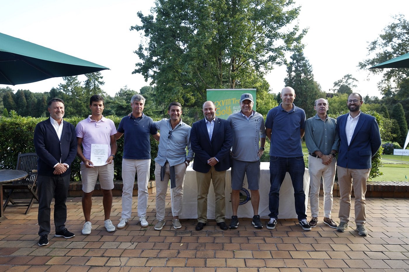 Ganadores, patrocinadores yorganizadores de la prueba celebrada ayer en el campo de La Barganiza posan para la foto de familia.