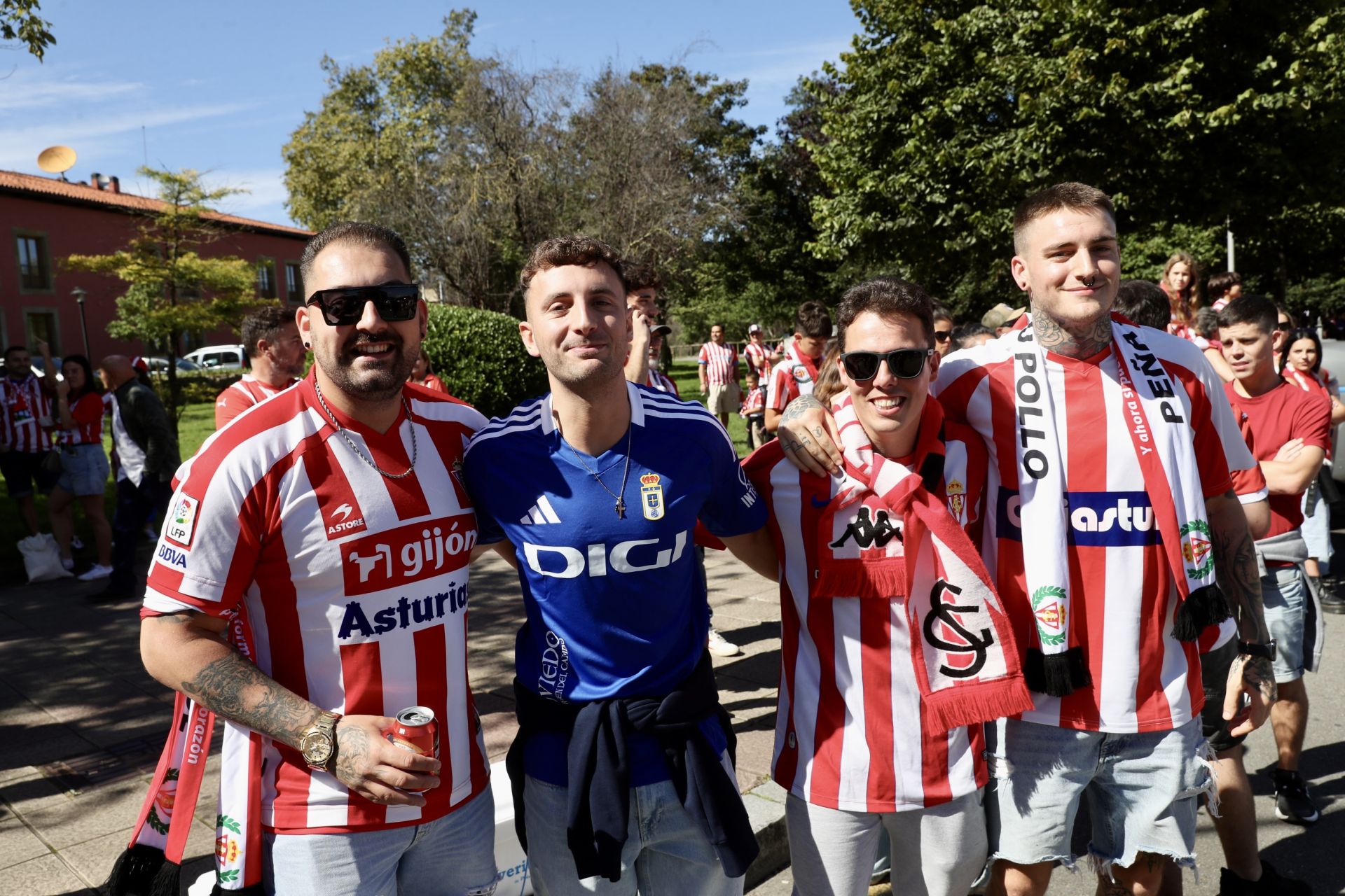 Ambientazo en Gijón antes del derbi asturiano