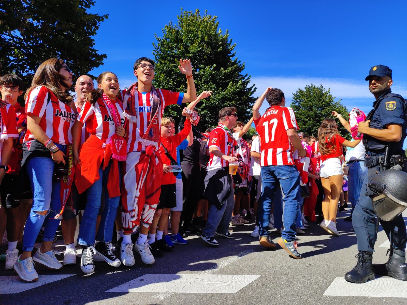 Ambientazo en Gijón antes del derbi asturiano