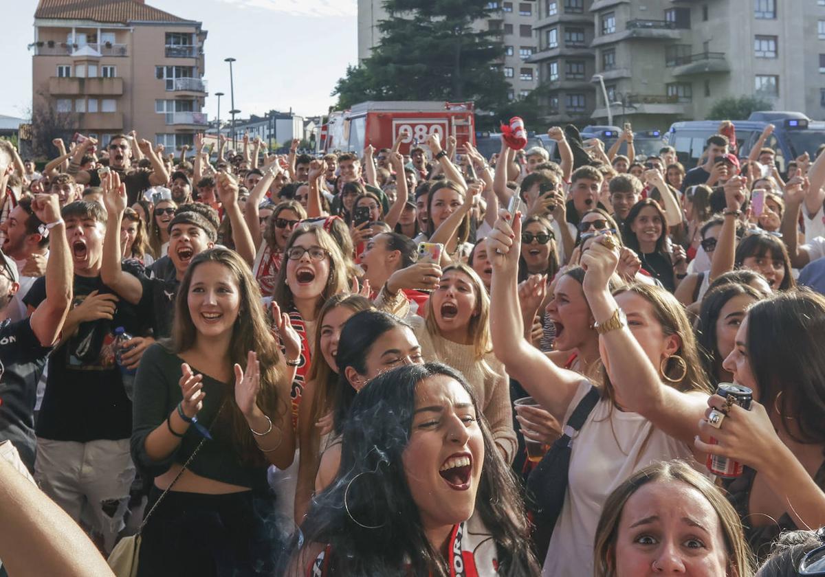 Gijón enloquece con el Sporting en el derbi asturiano