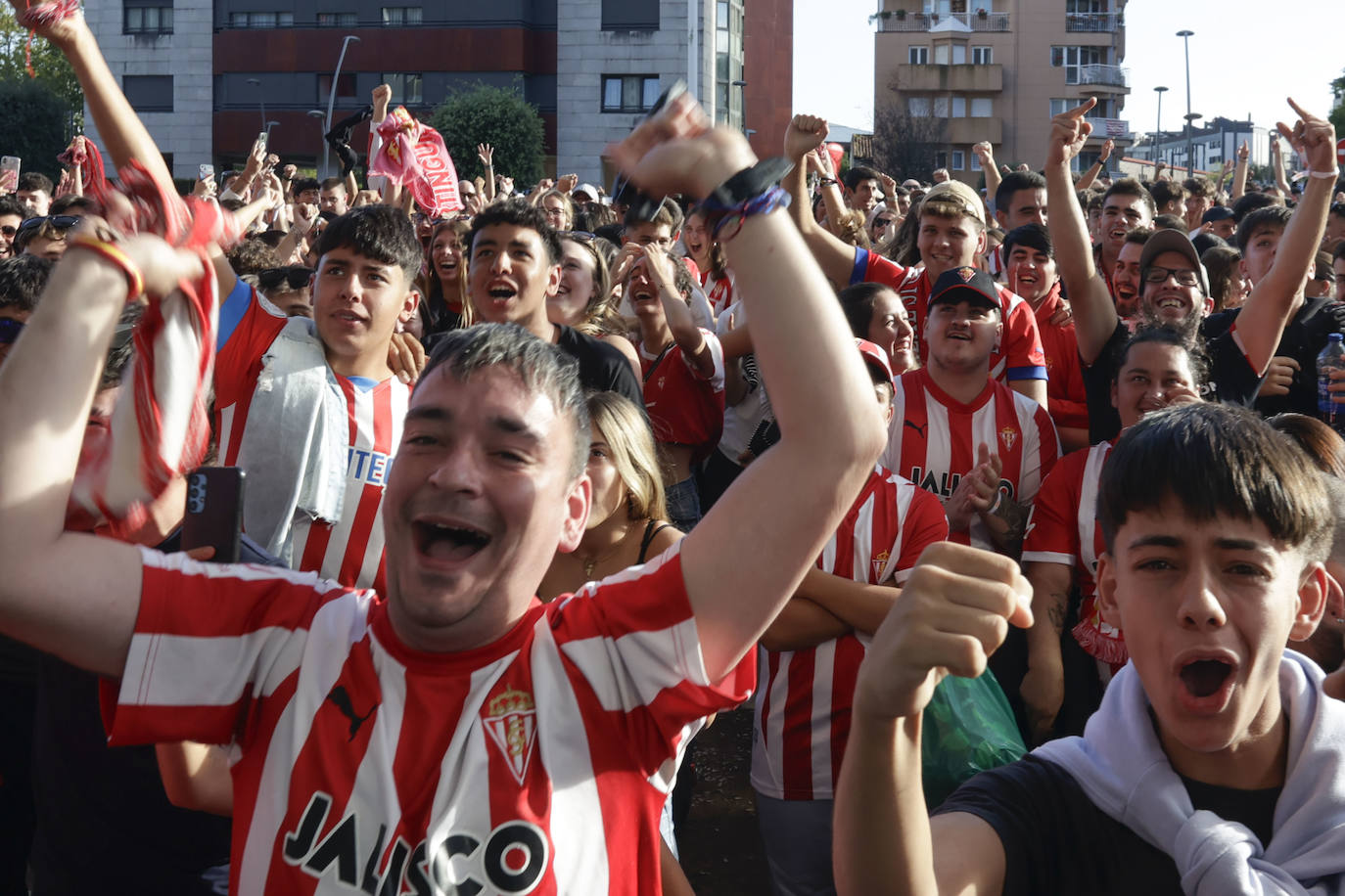 Gijón enloquece con el Sporting en el derbi asturiano