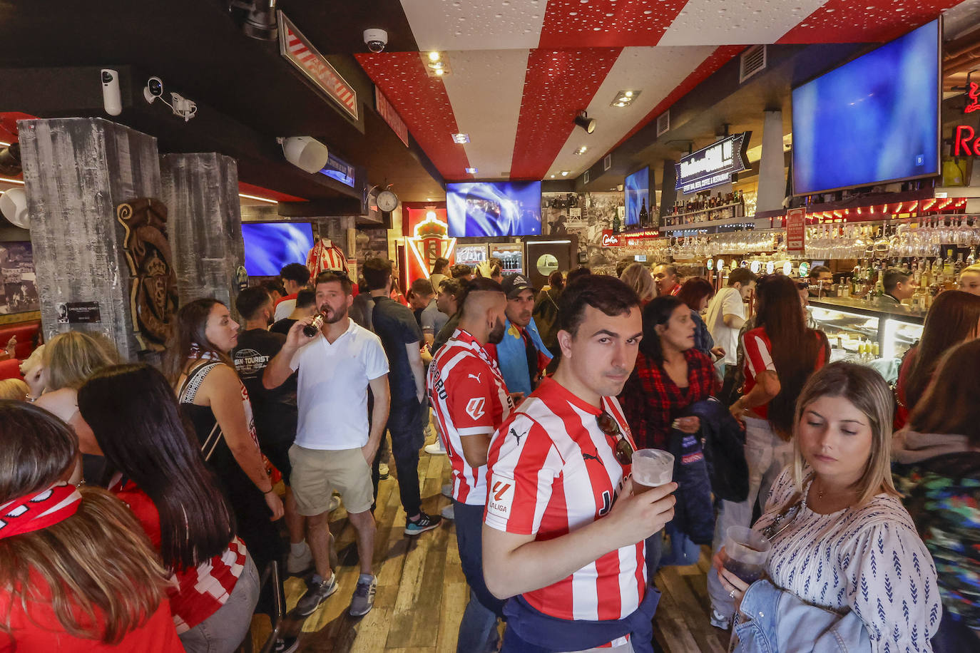 Gijón enloquece con el Sporting en el derbi asturiano