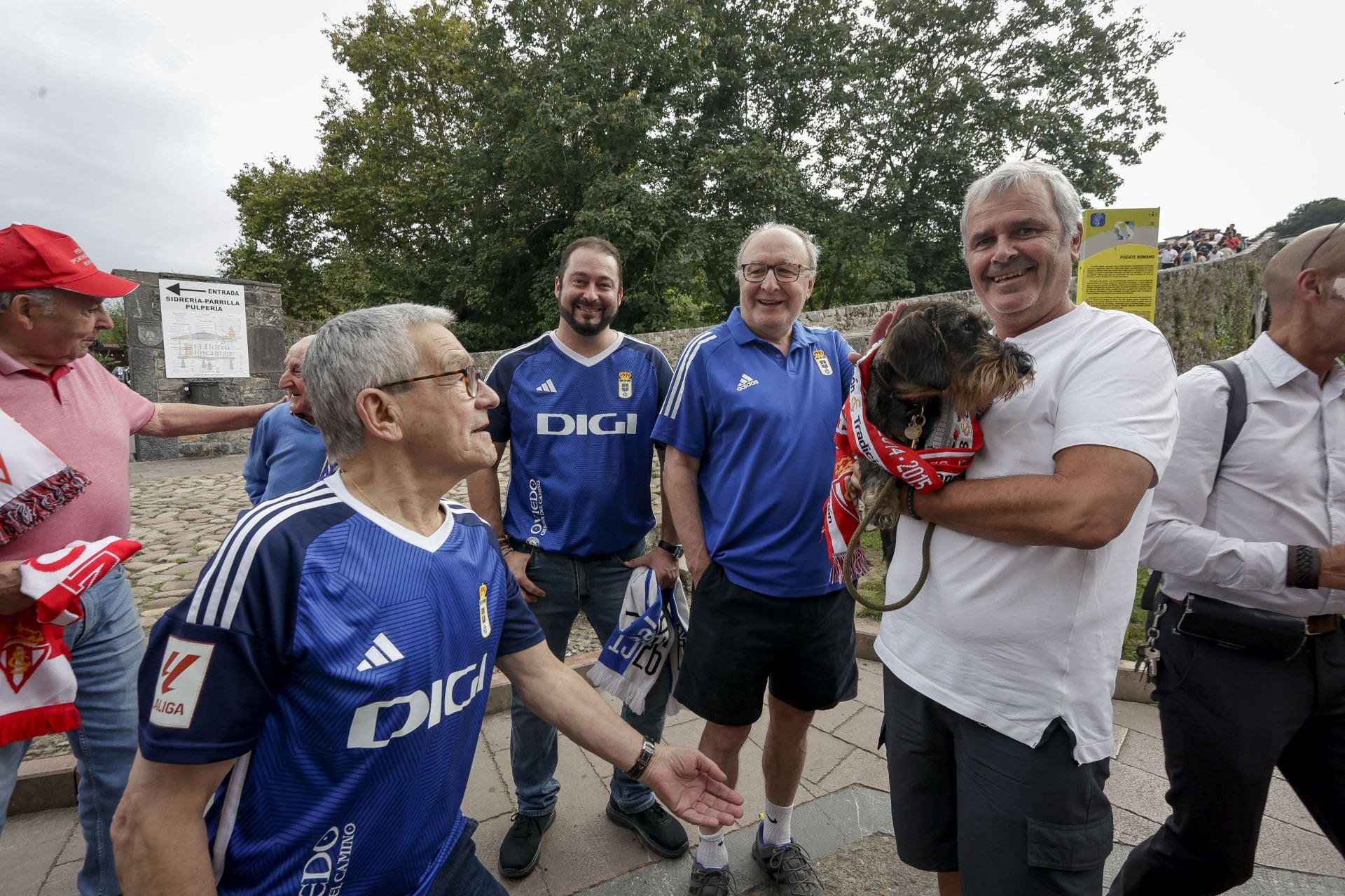 u Un aficionado del Real Oviedo bromea con otro del Sporting.