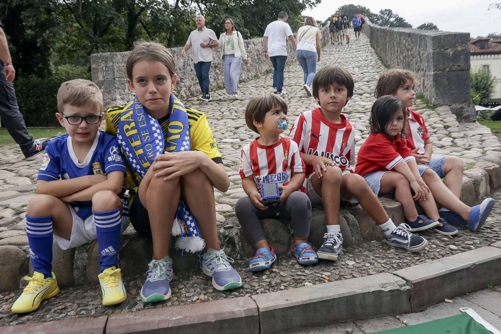 q Las nuevas generaciones también lucen ya los colores de sus equipos en Cangas de Onís.