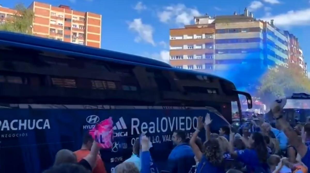 La afición del Oviedo se vuelca con sus jugadores antes del derbi