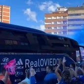 La afición del Oviedo se vuelca con sus jugadores antes del derbi