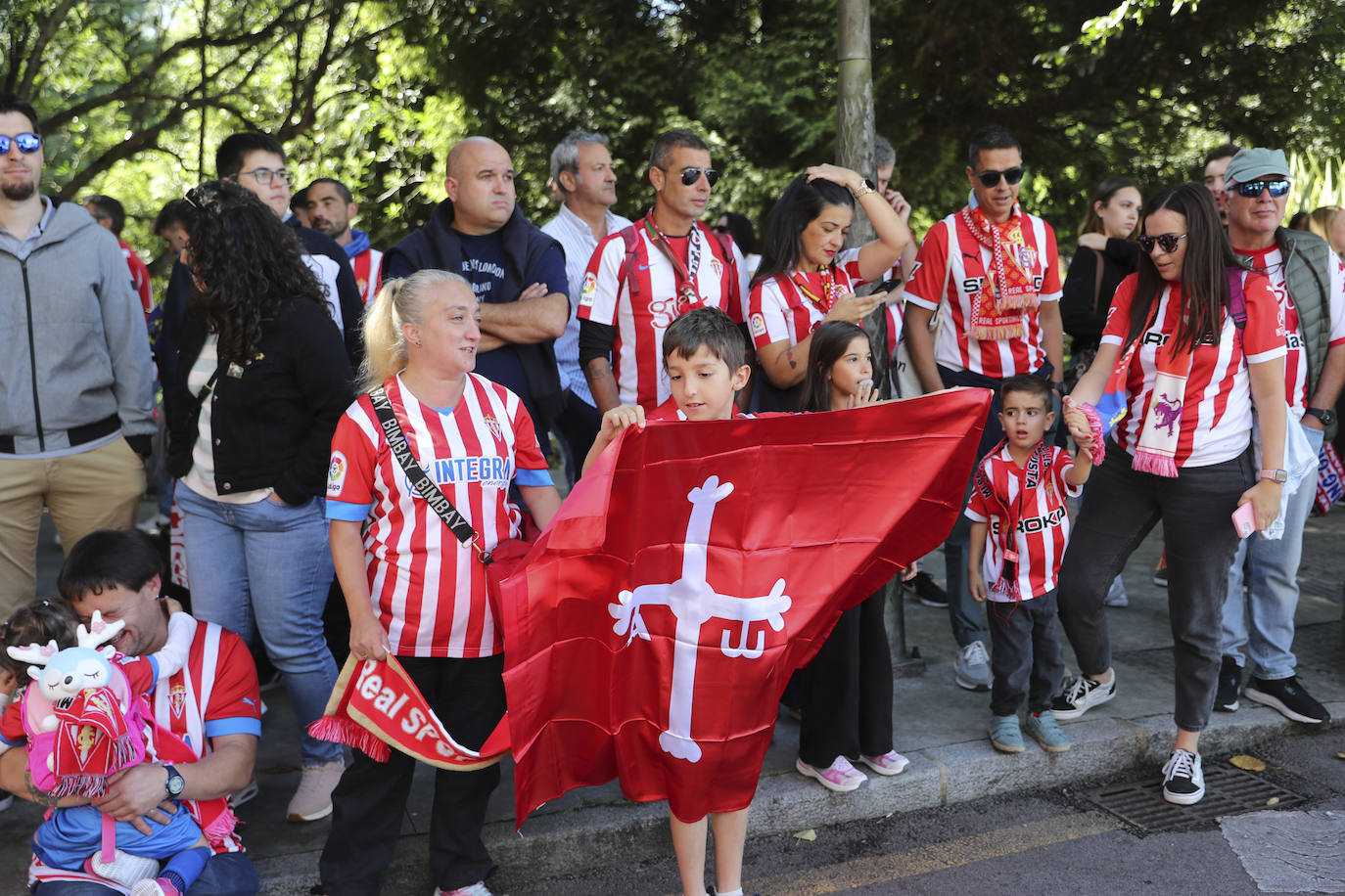 El cielo de Gijón se tiñe de rojo en el recibimiento del Sporting