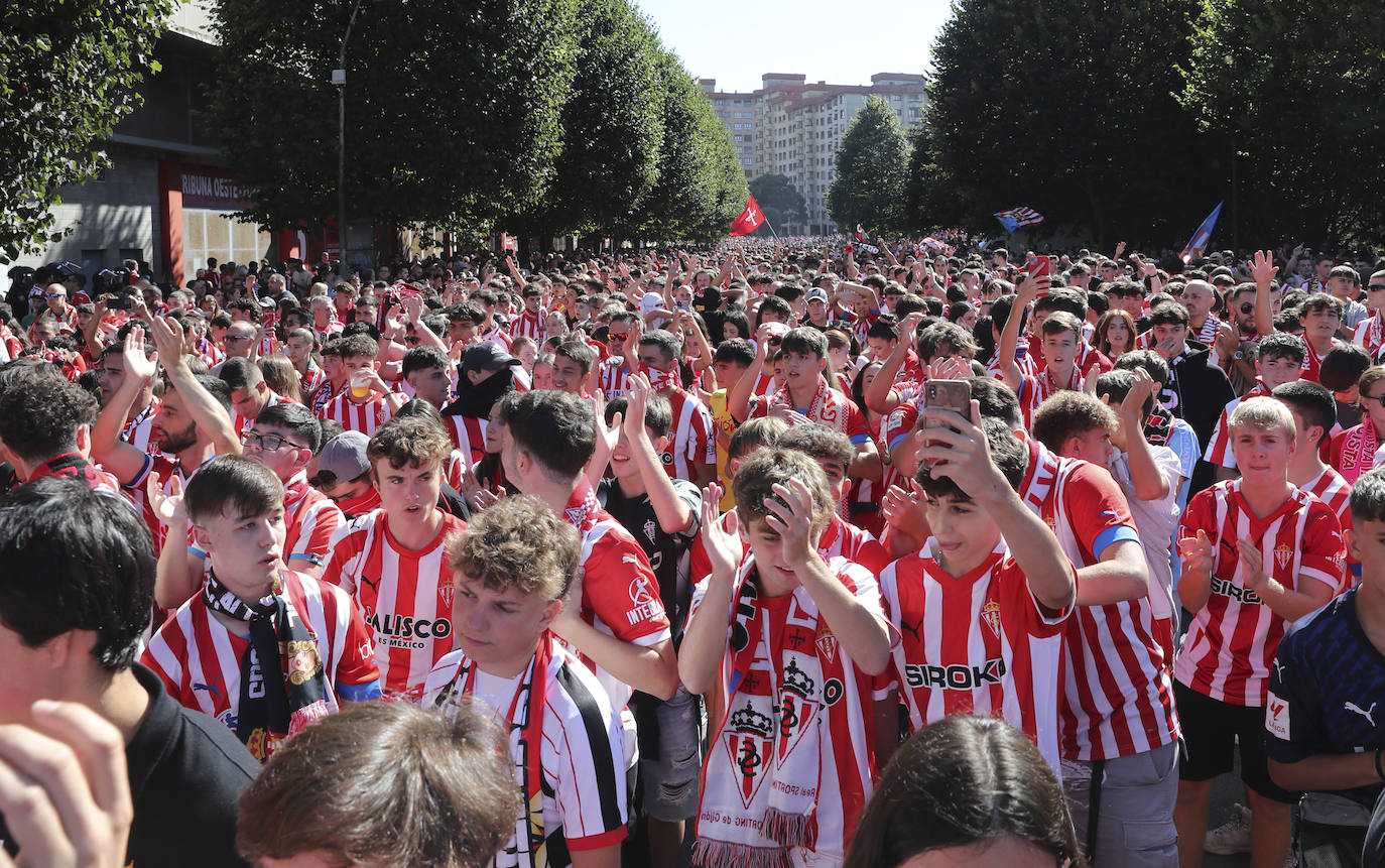 El cielo de Gijón se tiñe de rojo en el recibimiento del Sporting