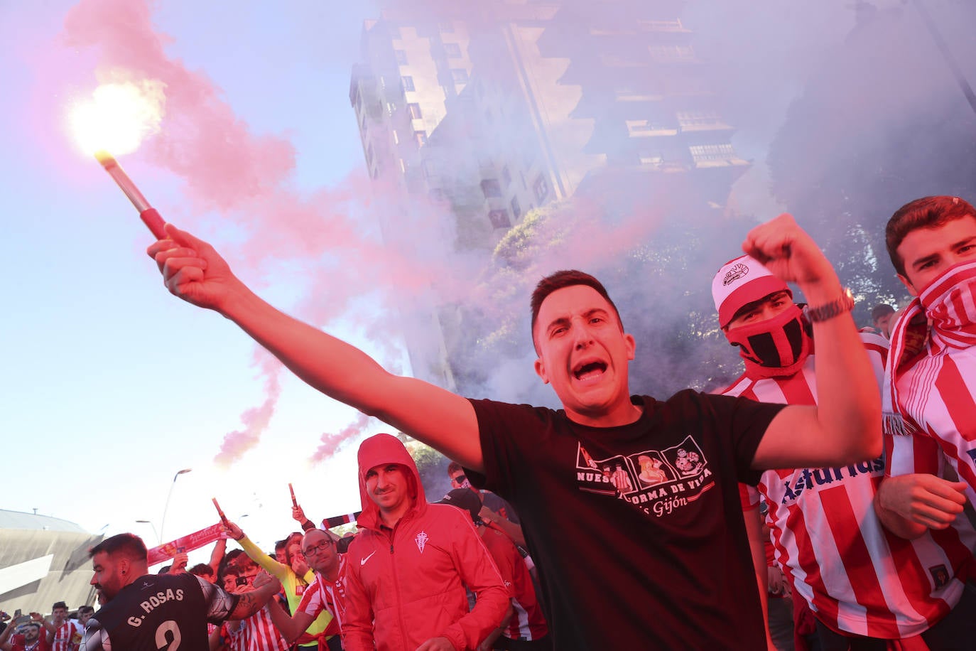 El cielo de Gijón se tiñe de rojo en el recibimiento del Sporting