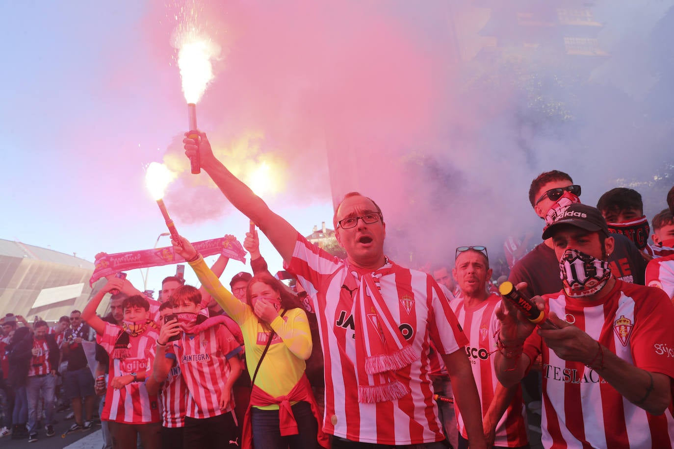 El cielo de Gijón se tiñe de rojo en el recibimiento del Sporting