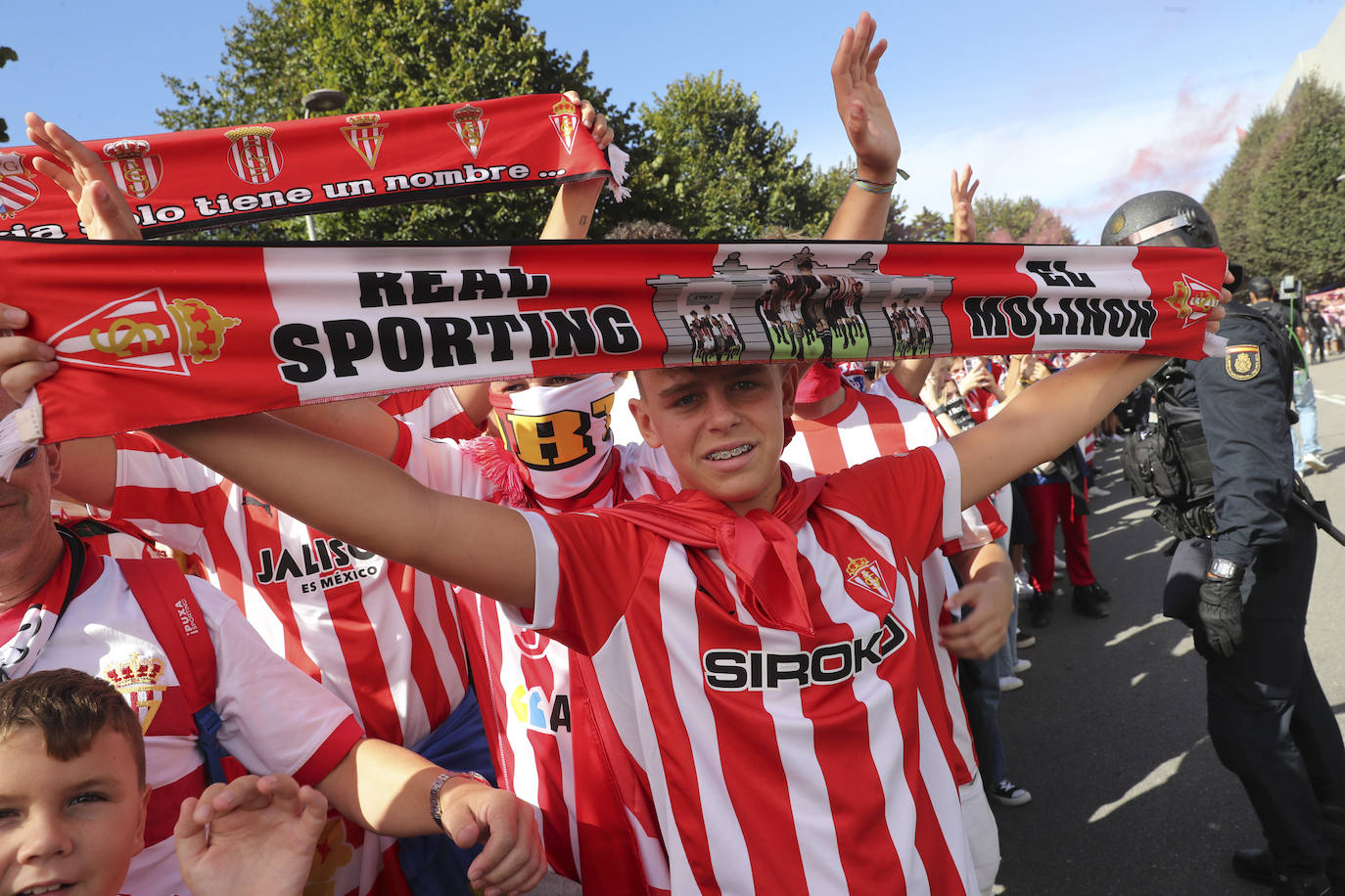 El cielo de Gijón se tiñe de rojo en el recibimiento del Sporting