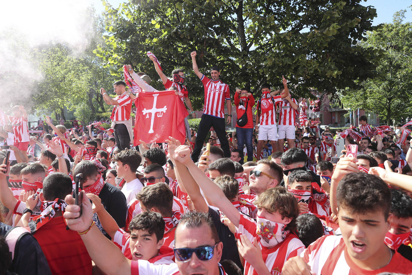 El cielo de Gijón se tiñe de rojo en el recibimiento del Sporting