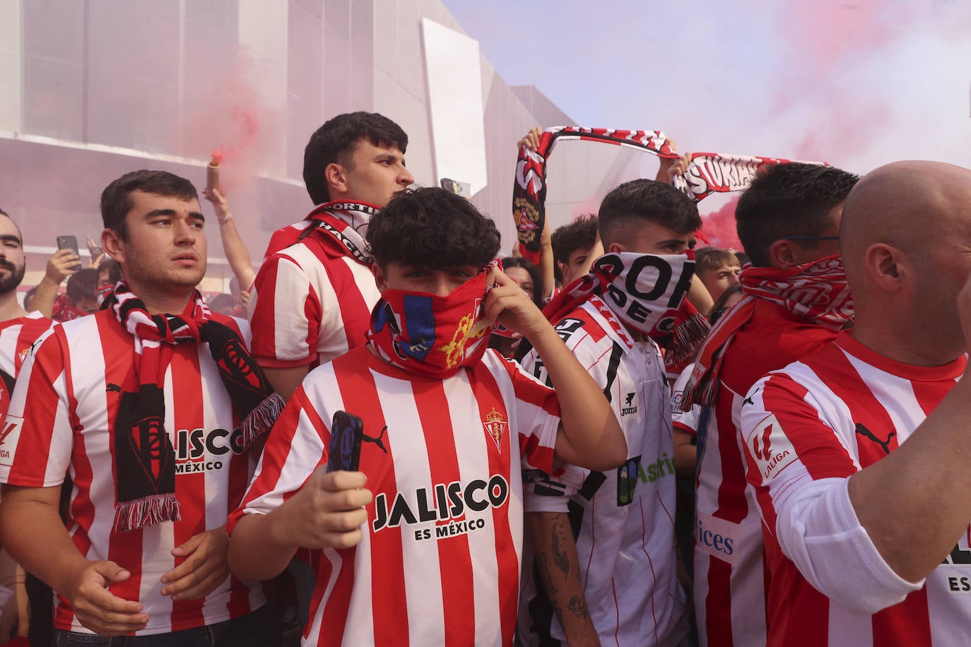 El cielo de Gijón se tiñe de rojo en el recibimiento del Sporting