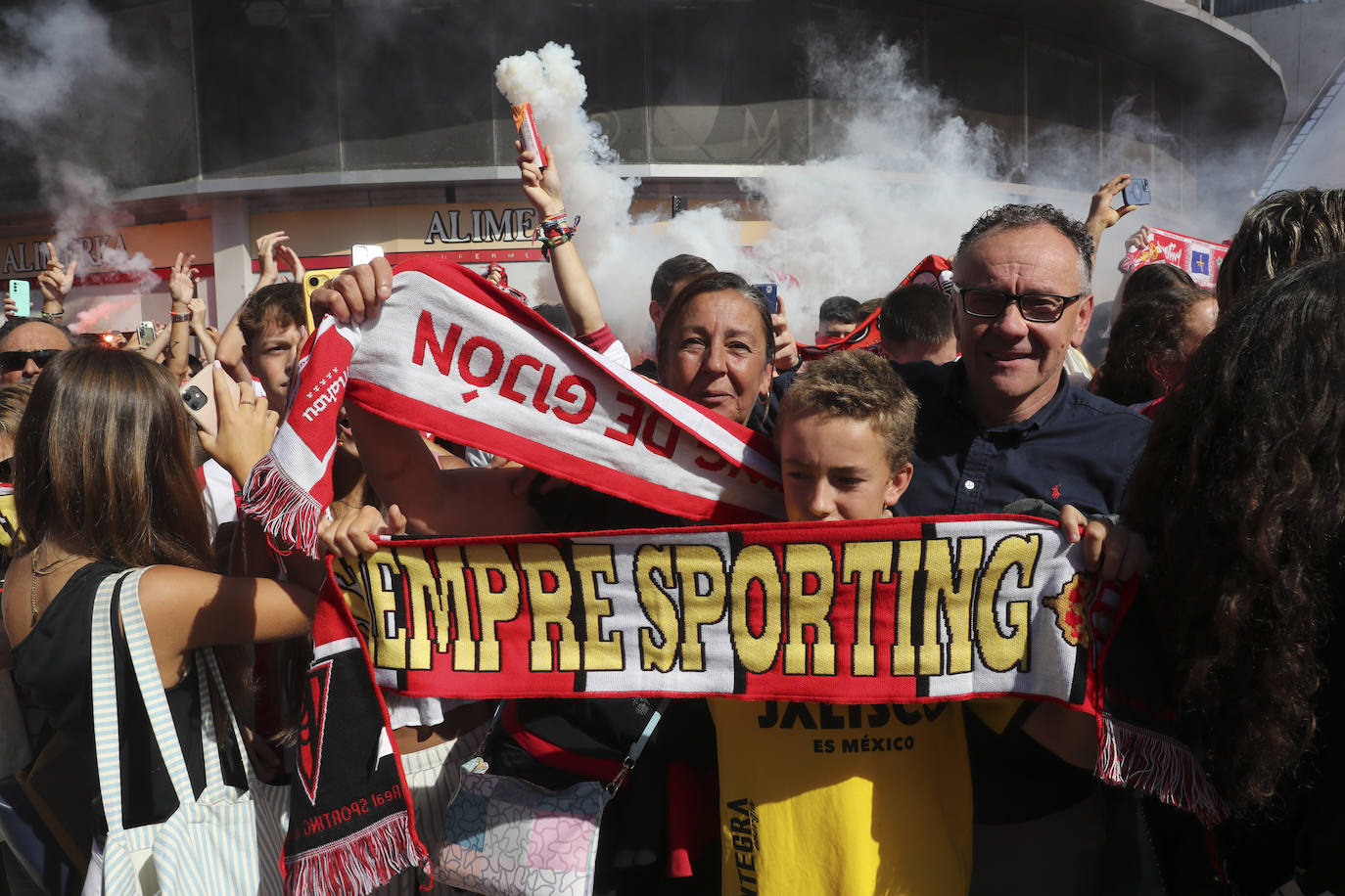 El cielo de Gijón se tiñe de rojo en el recibimiento del Sporting