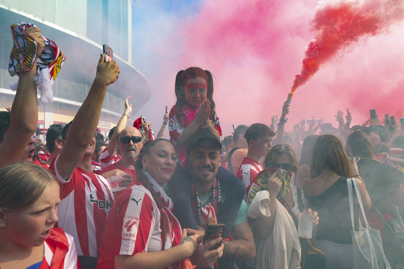 El cielo de Gijón se tiñe de rojo en el recibimiento del Sporting