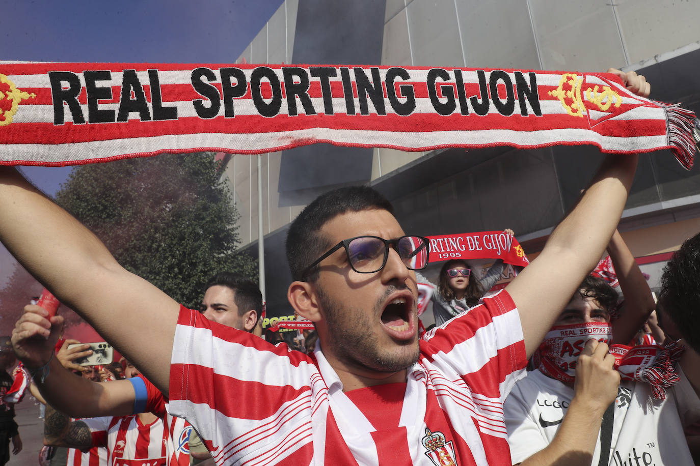 El cielo de Gijón se tiñe de rojo en el recibimiento del Sporting