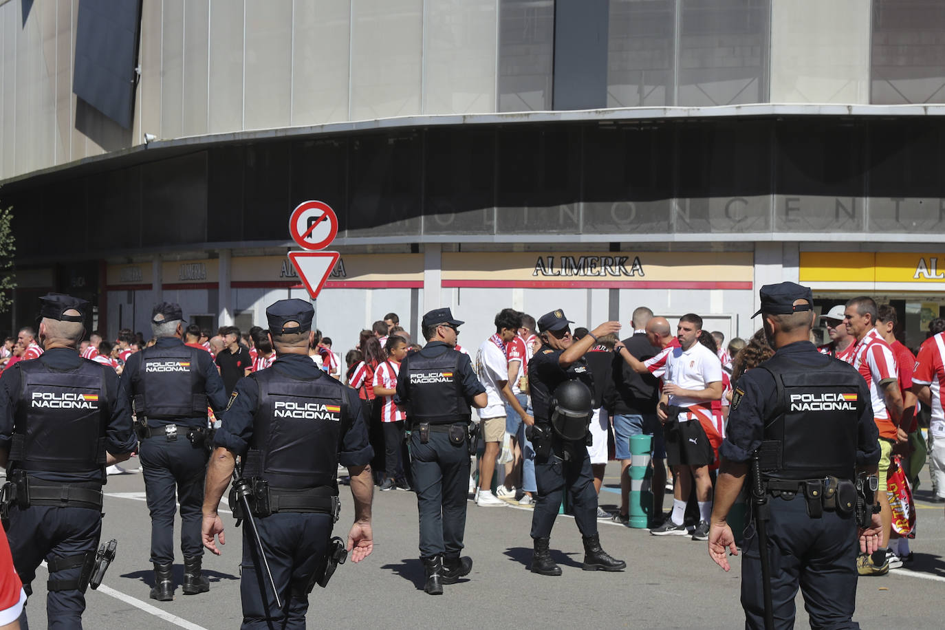 El cielo de Gijón se tiñe de rojo en el recibimiento del Sporting