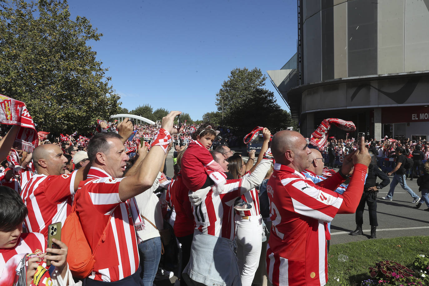 El cielo de Gijón se tiñe de rojo en el recibimiento del Sporting