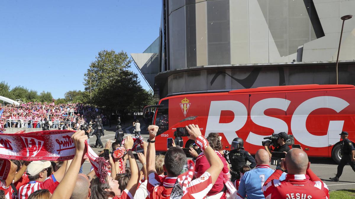 El espectacular recibimiento de la afición del Sporting en El Molinón