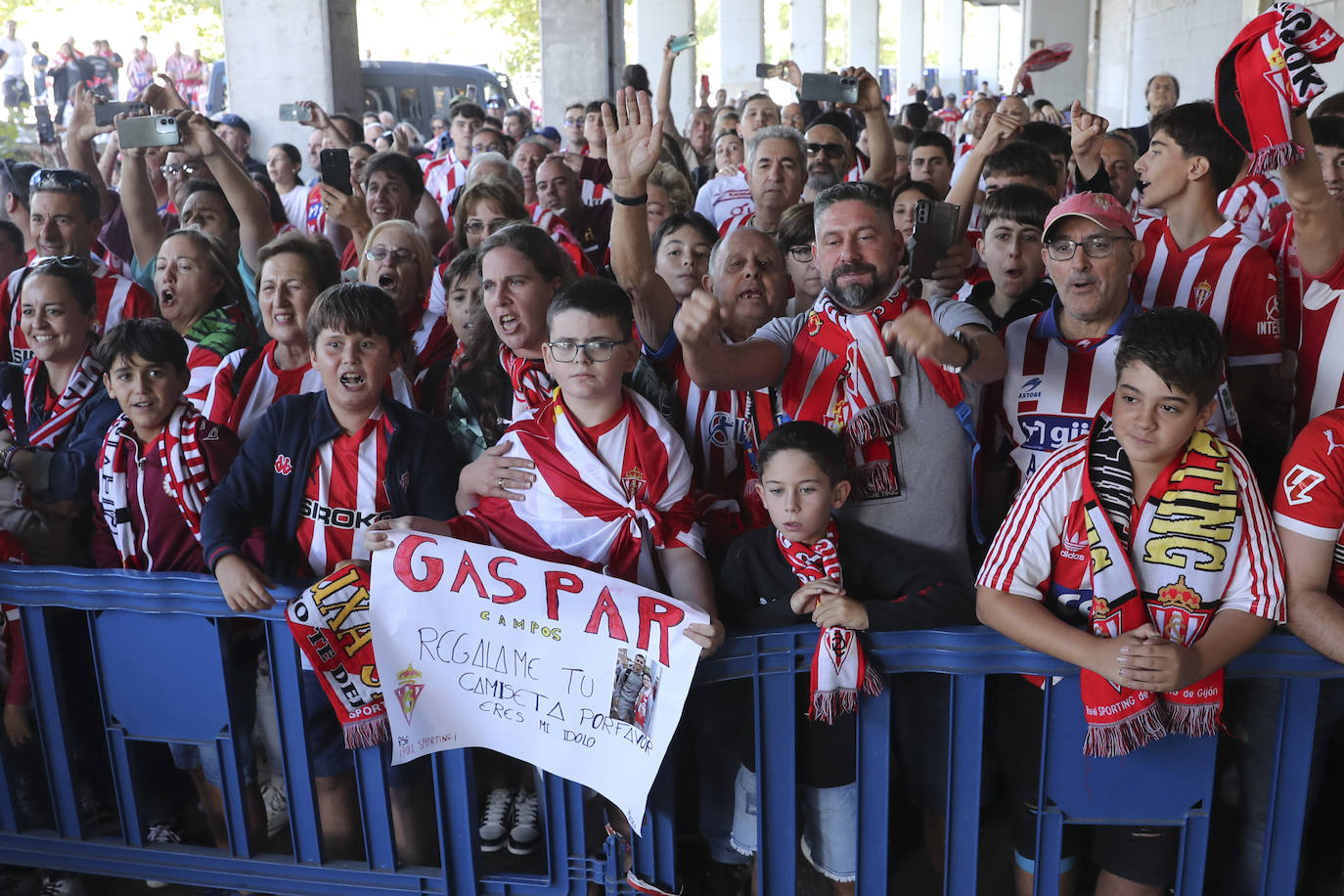 El cielo de Gijón se tiñe de rojo en el recibimiento del Sporting