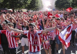 El cielo de Gijón se tiñe de rojo en el recibimiento del Sporting