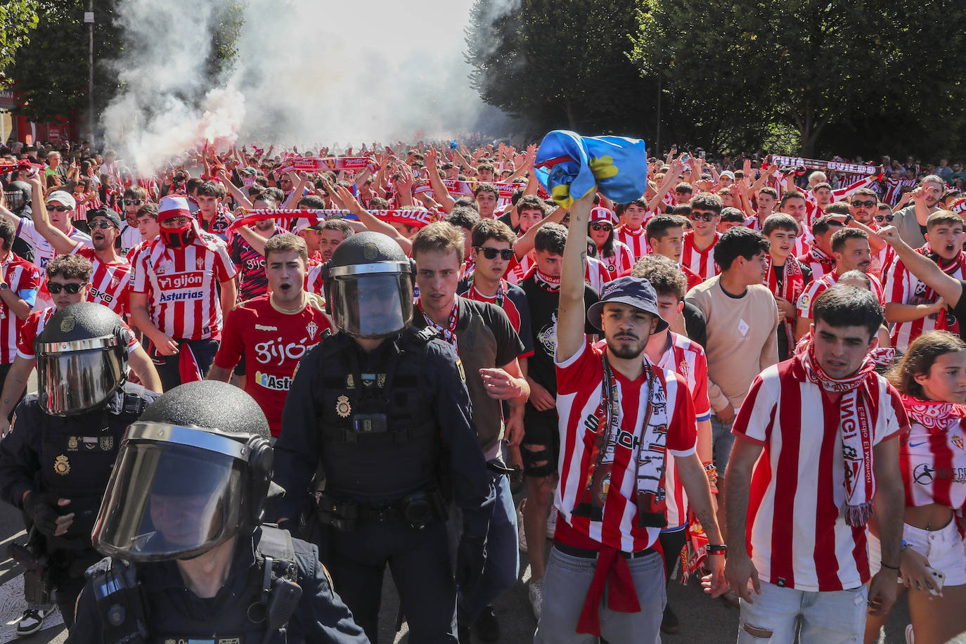 El cielo de Gijón se tiñe de rojo en el recibimiento del Sporting