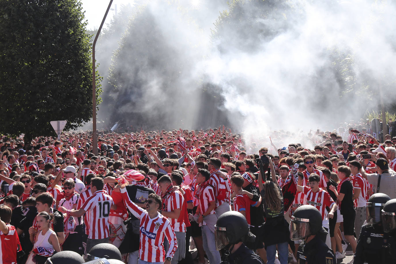 El cielo de Gijón se tiñe de rojo en el recibimiento del Sporting