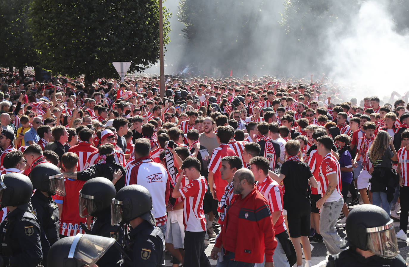 El cielo de Gijón se tiñe de rojo en el recibimiento del Sporting