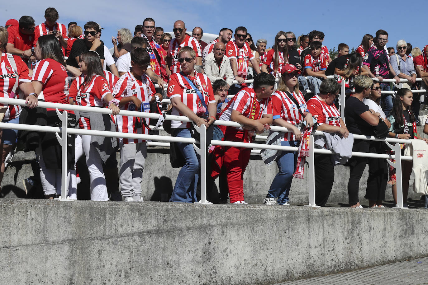 El cielo de Gijón se tiñe de rojo en el recibimiento del Sporting