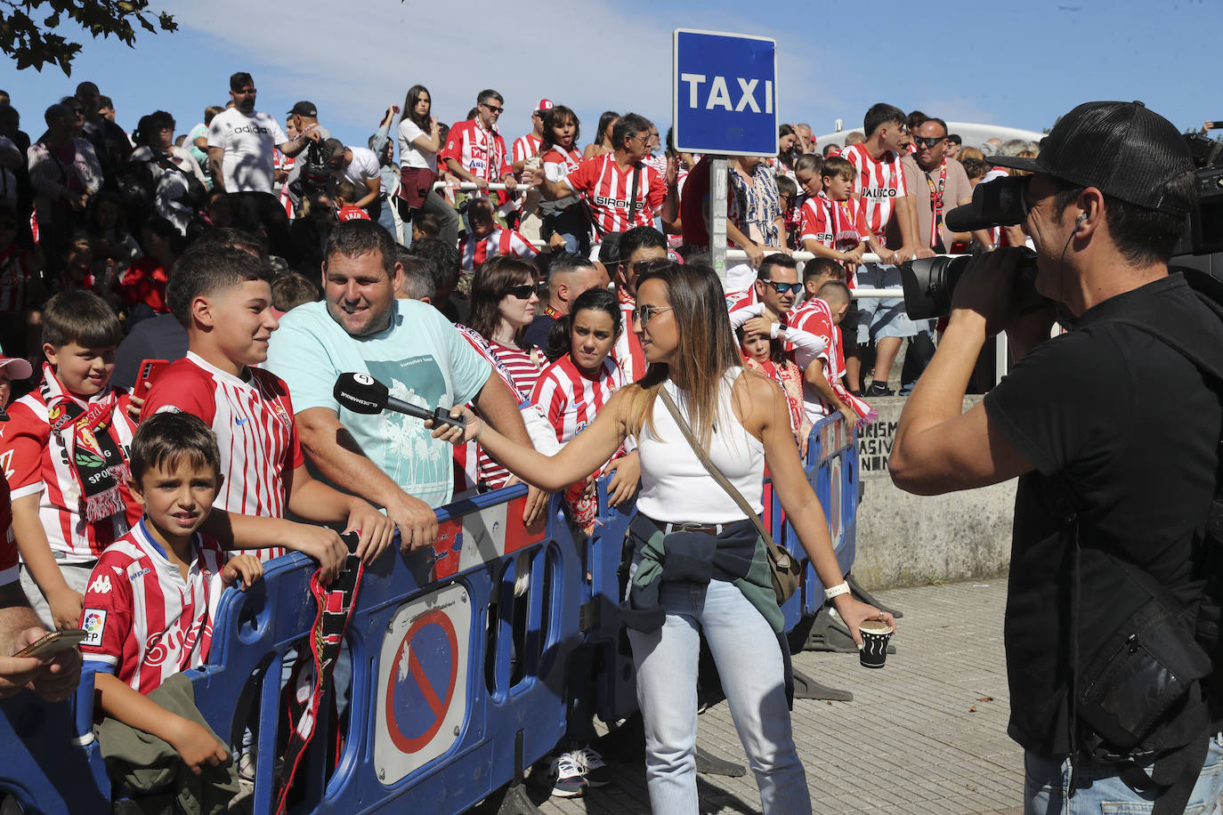 El cielo de Gijón se tiñe de rojo en el recibimiento del Sporting