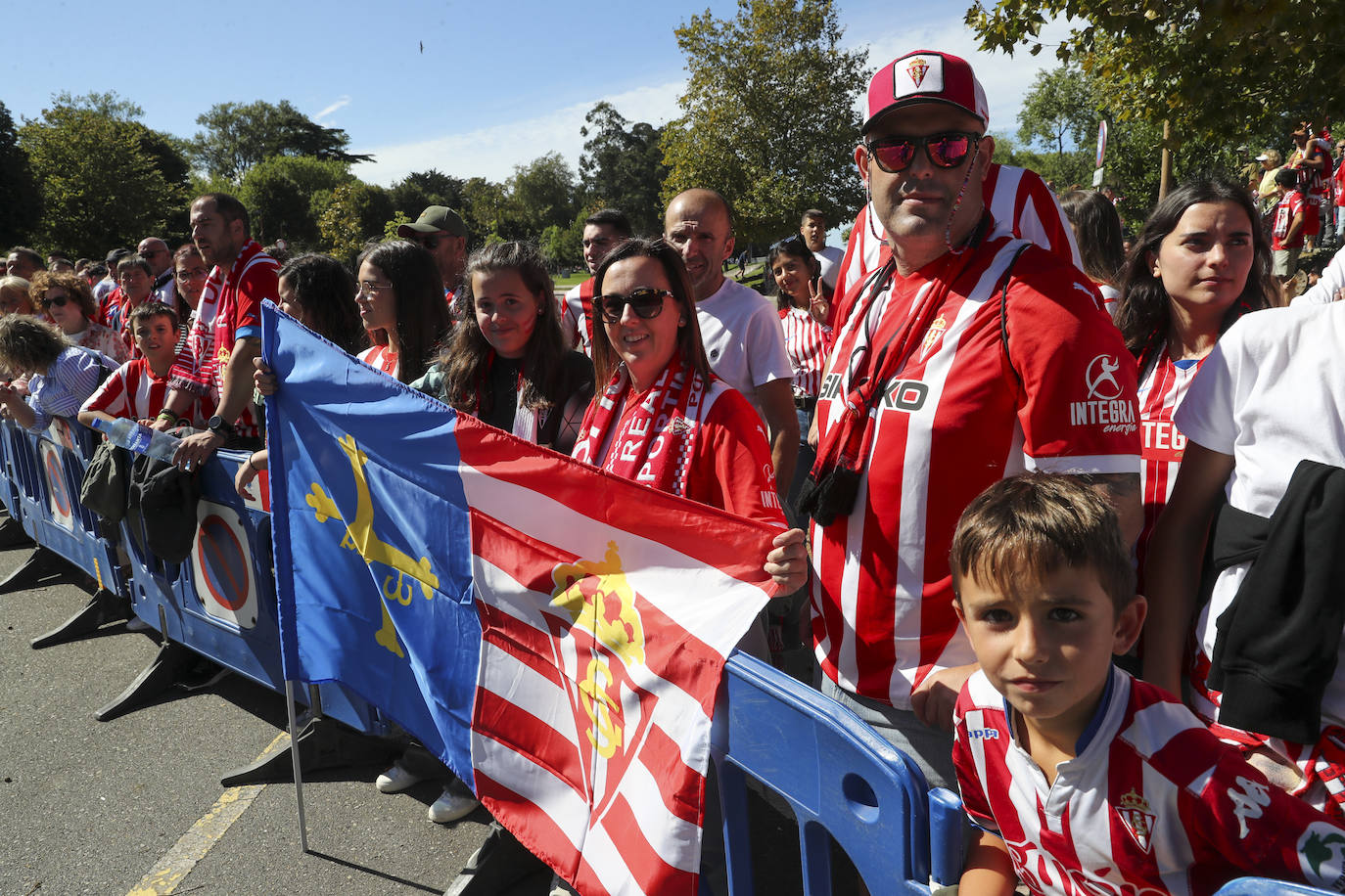 El cielo de Gijón se tiñe de rojo en el recibimiento del Sporting