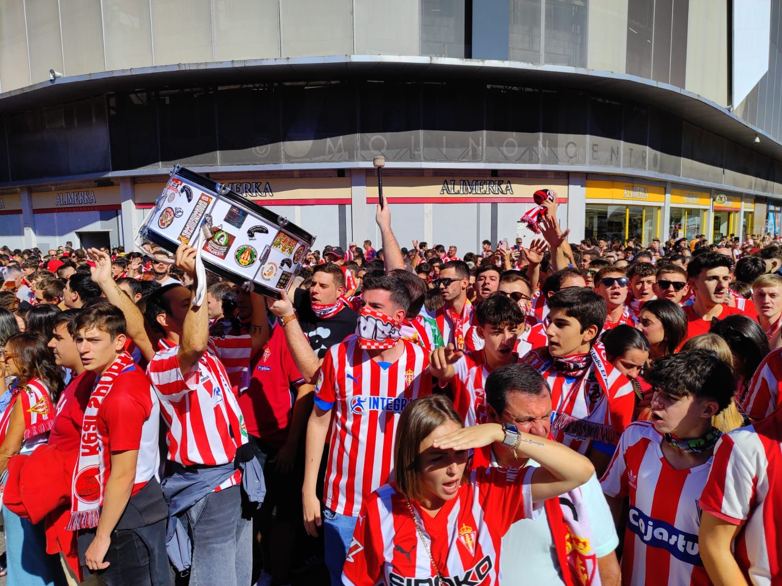 Ambientazo en Gijón antes del derbi asturiano