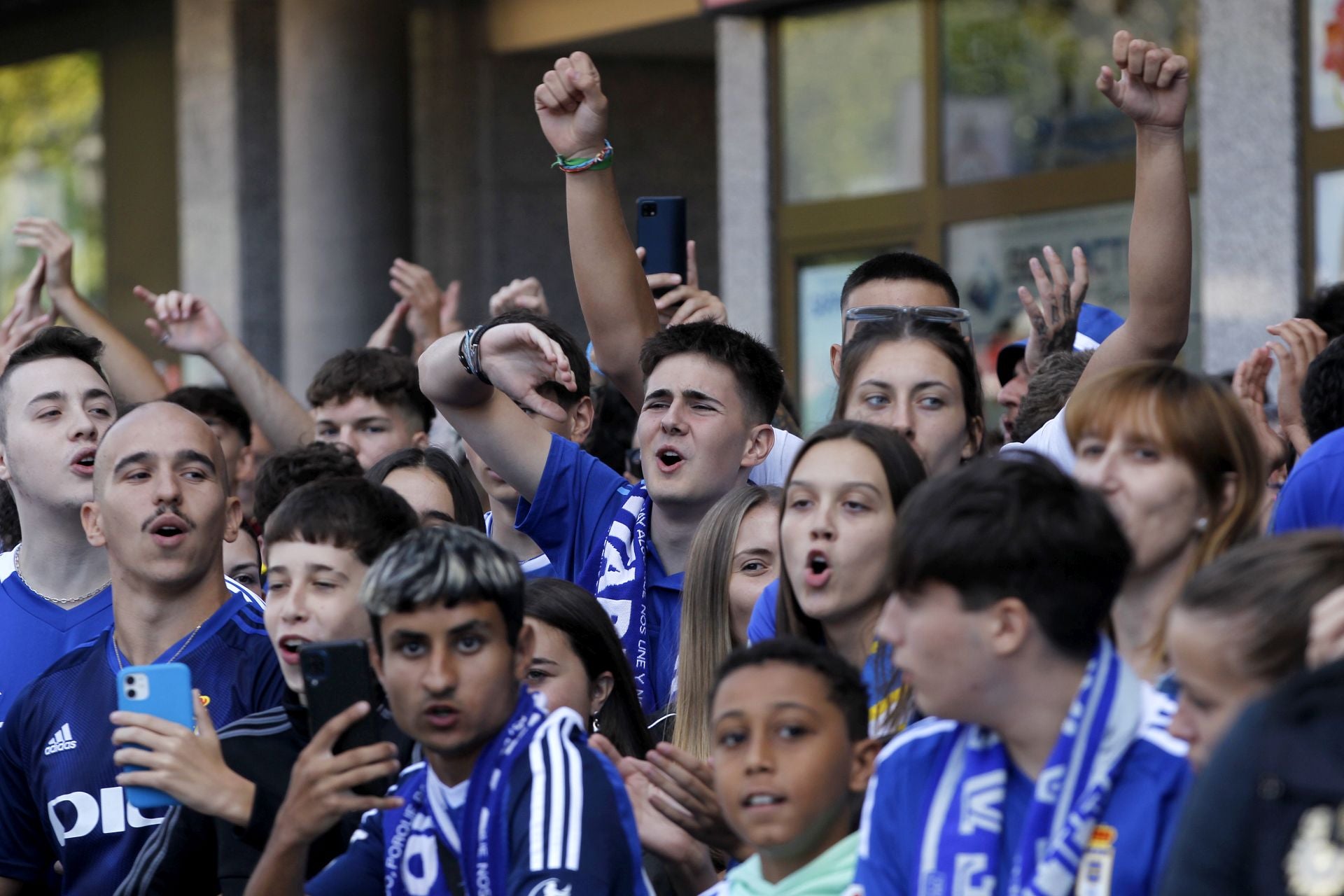 Impresionante despedida del oviedismo a sus jugadores