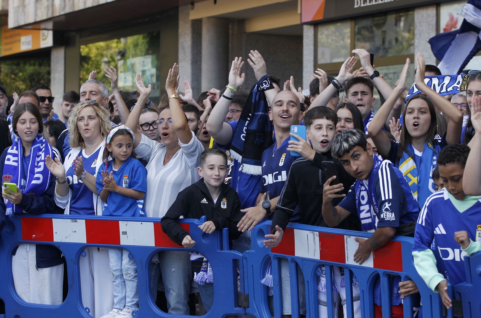 Impresionante despedida del oviedismo a sus jugadores