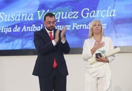 Susana Vázquez, hija de Aníbal Vázquez, fallecido el pasado año, agradece la concesión de la medalla al exalcalde de Mieres.