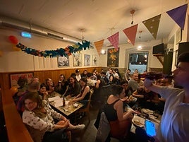 Uno de los últimos 'pub quiz' de la temporada pasada, con el local lleno hasta la bandera.