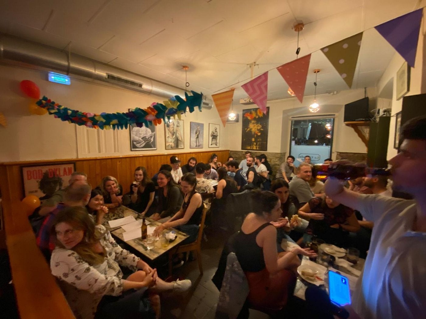 Uno de los últimos 'pub quiz' de la temporada pasada, con el local lleno hasta la bandera.