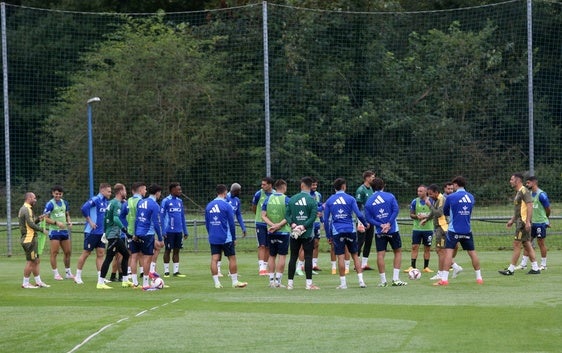 Javier Calleja conversa con los jugadores durante un entrenamiento del Real Oviedo en El Requexón.