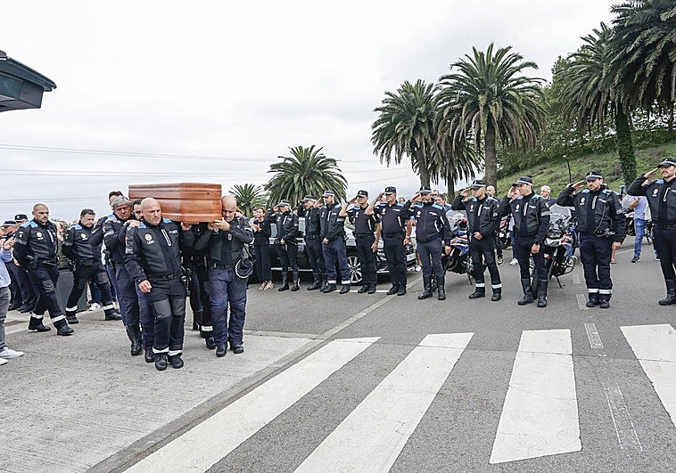 Los compañeros de Francisco Rico Gil trasladan su féretro en el tanatorio de Jove.