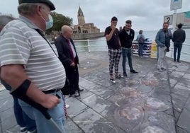 «Yo no lo tocaría»: el consejo de una gijonesa a unos chicos sobre las medusas de San Lorenzo
